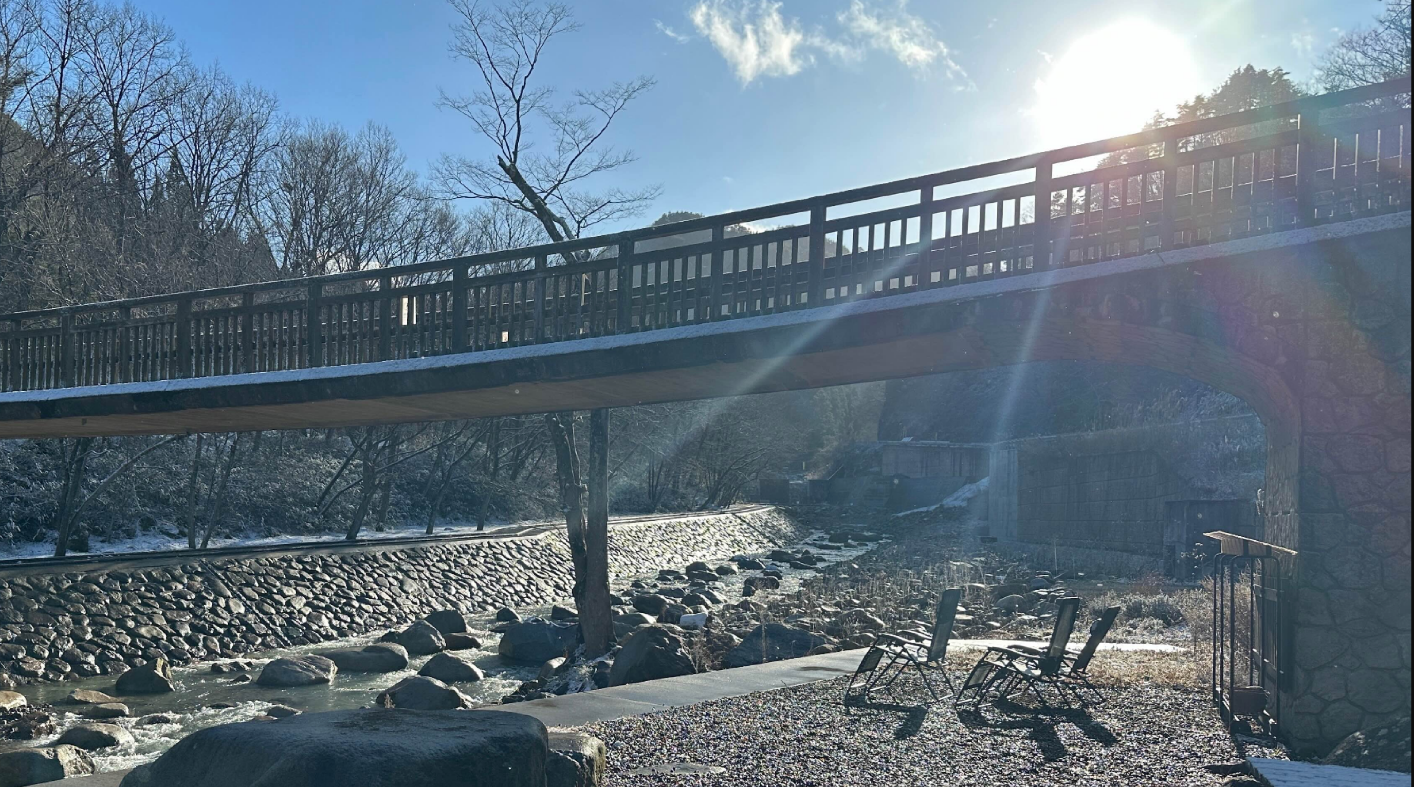 橋の下のBBQスペース