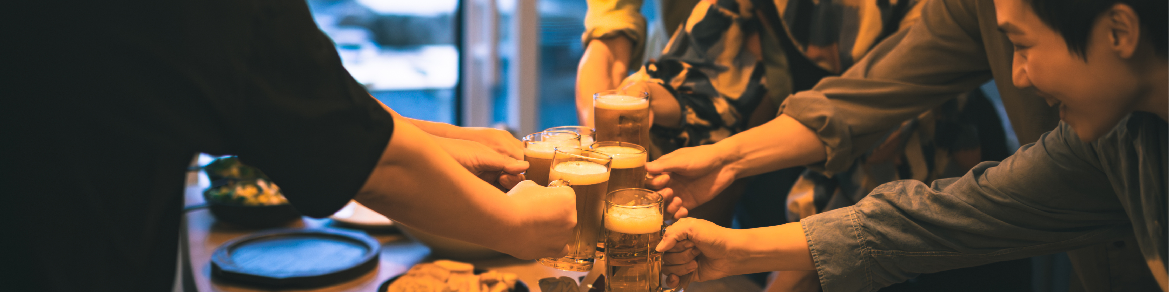 仲間と乾杯する夜の風景